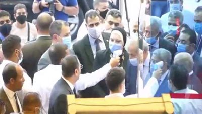 وزيرا التموين والصناعة يخضعان لكشف الحرارة قبل افتتاح معرض 