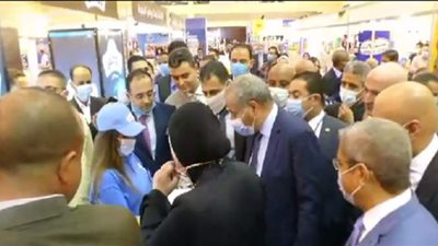وزير التموين يتذوق طعم الجبنة بمعرض 