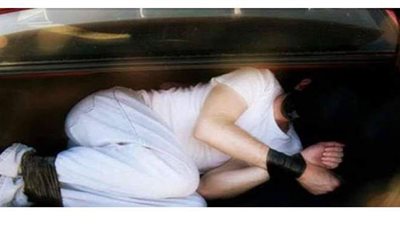 التحقيق مع المتهمين بخطف شاب وتصويره بقميص نوم حريمي