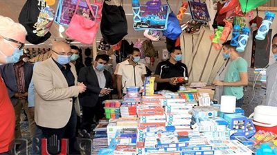 محافظ بني سويف يتفقد معرض مستلزمات المدارس