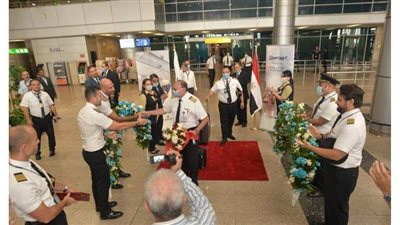 علي طريقة بطل الدوري.. ممر شرفي لتكريم قائد رحلة نيويورك  بمطار القاهرة |صور