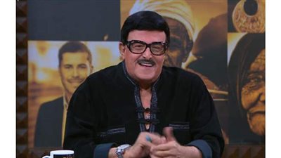 أشرف زكي يطمئن الجمهور على صحة سمير غانم