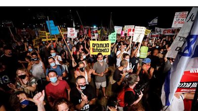 سائق إسرائيلي يشرع في دهس المتظاهرين أمام مقر إقامة نتنياهو | فيديو