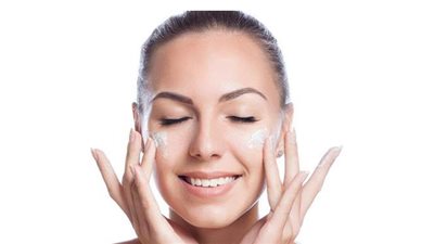 4 مواد موجودة في بيتك لتفتيح بشرتك واستعادة لونها وبأقل التكاليف