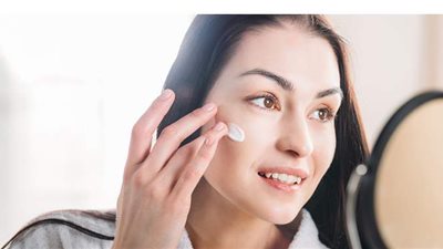 طرق ترطيب البشرة حسب نوعها وبمواد طبيعية آمنة وصحية