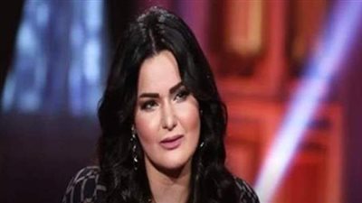 سما المصري تصل المحكمة بالمصحف وسجادة الصلاة في قضية 