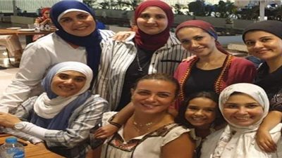 ريهام عبد الغفور تنشر صورة مع المحجبات ردًا على تعليق رضوى الشربيني