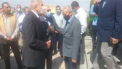 محلب ومحسن صلاح في جنازة والدة نائب رئيس نادي المقاولون