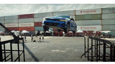 كيا | قفزات هوائية لاستعراض مهارات سيارتها الجديدة | فيديو