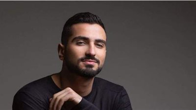محمد الشرنوبي يحتفل بتحقيق أغنية 