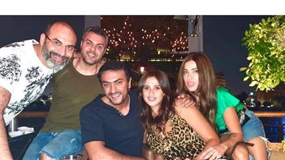 أحمد العوضي يحتضن ياسمين عبد العزيز في أحد المطاعم على ضفاف النيل