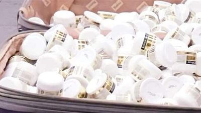 ضبط محاولة تهريب مستحضرات تجميل بـ 300 ألف جنيها في مطار القاهرة | صور