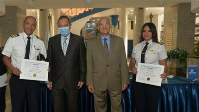 مصر للطيران تكرم طاقم رحلة لندن لتعاملهم مع حالة ولادة راكبة يمنية في الهواء