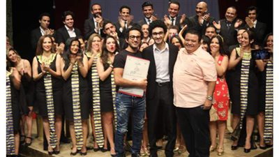 خالد جلال يكرم النجم أحمد حلمي في 