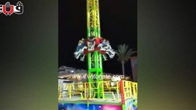 شاهد.. لحظة سقوط لعبة ملاهي في مطروح وإصابة ركابها