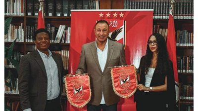 الخطيب يستقبل وفد نادي سيمبا التنزاني بمقر النادي