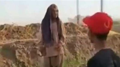 التنمر بكبار السن.. إلقاء سوهاجي في مصرف قمامة.. صفع عامل نظافة على وجهه.. وأستاذة علم اجتماع: سوء التربية السبب