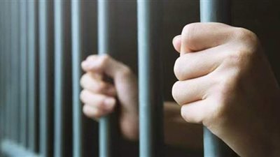 تجديد حبس عاطل سرق سيدة تحت تهديد السلاح بـ