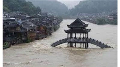 فيضان نهر ضخم يجرف عددا من السيارات في الصين | فيديو
