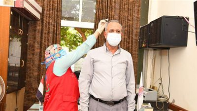 سكرتير عام قنا يجري الكشف الطبي بمبادرة 100 مليون صحة | صور