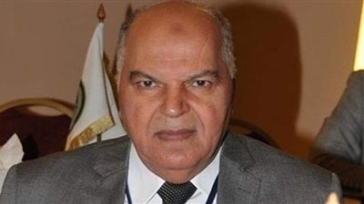 المهن التعليمية تطالب رئيس الوزراء بهيكلة أجور المعلمين وتعديل أساسي الراتب