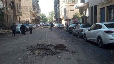 انتهاء رفع طبقة الأسفلت القديمة والمخالفات  بشارع قرة بن شريك بجنوب الجيزة _صور