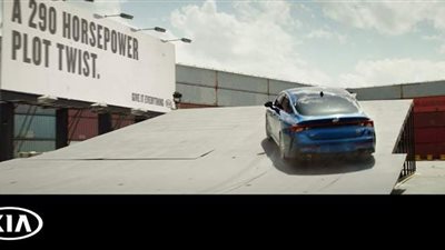 قفزت بزاوية 360 درجة.. إعلان ترويجي من كيا لسيارتها الجديدة K5 | فيديو