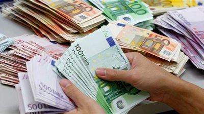 خبراء: سياسات البنك المركزي التحفيزية وراء زيادة تحويلات المصريين بالخارج