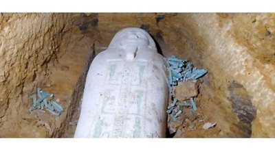 العثور على تابوت حجري وتماثيل من الأوشابتي بمنطقة آثار الغريفة بالمنيا