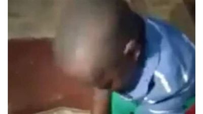 أجبرتهما على غسل قدميها وتدخين السجائر.. ضبط سيدة تنمرت على طفلين سودانيين بأكتوبر | صور