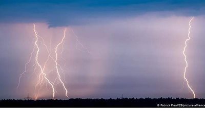 صاعقة برق تصيب 14 شخصاً بملعب كرة القدم في سويسرا