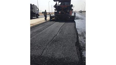 جار الانتهاء من تنفيذ الطبقة السطحية بطول ٧ كم بطريق الروبيكى بالعاشر من رمضان