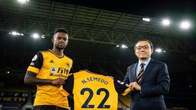 بـ 40 مليون يورو.. برشلونة يعلن انتقال سيميدو إلى وولفرهامبتون  | صور