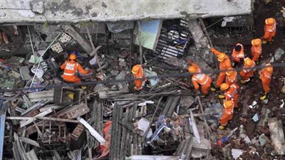 عمليات البحث عن مفقودين مستمرة.. ارتفاع قتلى انهيار مبنى في الهند إلى 35 شخصا | صور