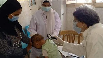 توقيع الكشف الطبي على 1462 حالة خلال قافلة طبية بقرية صندفا بالمنيا