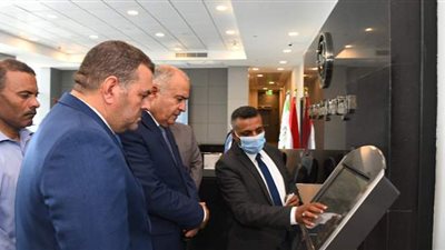 الداودي يتفقد مركز خدمة المستثمرين بمحافظة قنا | صور