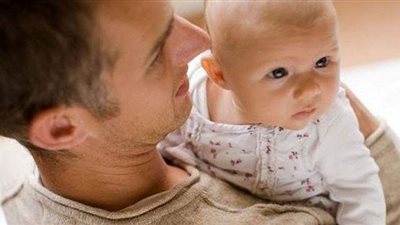 للمساواة بين الجنسين.. فرنسا تمنح الآباء الجدد إجازة إلزامية تصل لـ 28 يوما