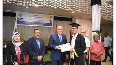 محافظ قنا يشهد حفل تسليم عقود العمل لخريجي أول دفعة من فصول مدرسة مياه الشرب | صور