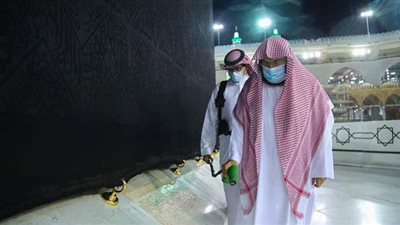 بعد الموافقة على أداء العمرة.. السديس يتفقد تعقيم وتطهير المسجد الحرام | صور