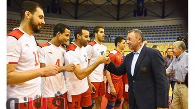 الخطيب يصافح فريقي الجيش والزمالك للكرة الطائرة