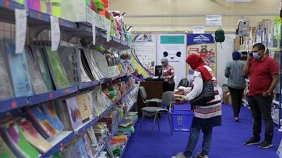 معرض أهلًا مدارس في زمن كورونا.. استحداث جناج لمستلزمات التعليم عن بُعد.. والكحول والكمامة في أول قائمة المشتريات