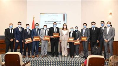 وزيرة التخطيط تكرم الفريق الفائز بالمركز الأول في مسابقة ريادة الأعمال