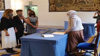 ميسون دواس.. تفاصيل إشراف مسلمة ذات أصول مغربية على زواج فتاتين مثليتين