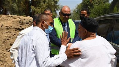 محافظ قنا يقبل رأس مواطن ويأمر بعلاجه على نفقة الدولة