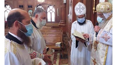 مطران الفيوم يتمم صلوات سيامة قمصين جديدين للخدمة بالإيباراشية