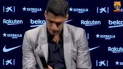 سواريز يبكي في مؤتمر الرحيل عن برشلونة