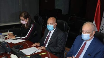 وزير النقل يدرس مشروع توطين صناعة  وحدات السكك الحديدية في مصر