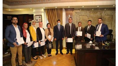 أشرف صبحي يُكرم شباب الوزارة الحاصلين على ماجيستير من جامعة أسلسكا الفرنسية