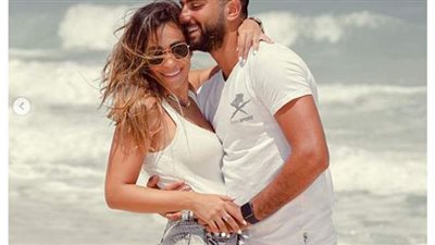 صور رومانسية تجمع الشرنوبي وزوجته راندا رياض على البحر
