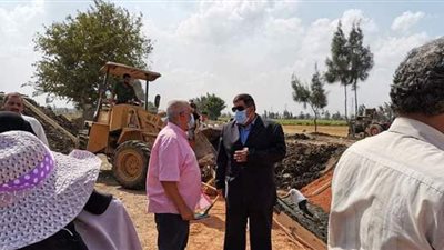 رئيس الإدارة المركزية للرى بالشرقية يتابع تنفيذ أعمال تأهيل ترعة بهجت